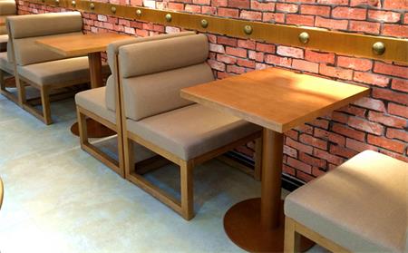 实木快餐桌椅批发价格是多少?快餐厅桌椅厂家哪家好?