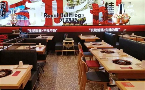 这家火锅店开放“堂食”第一天，客人都在排队.......