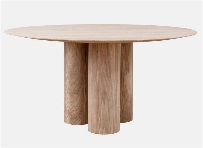 主题餐厅原木色实木水曲柳餐桌椅