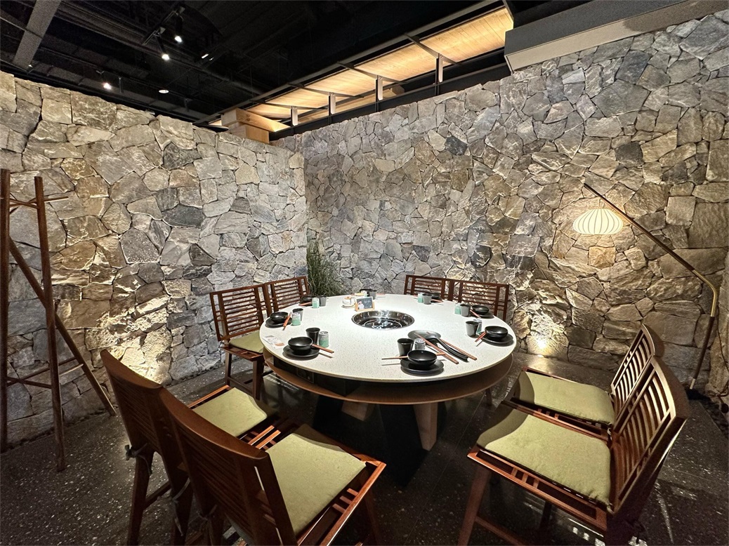 园里火锅店包厢火锅桌椅