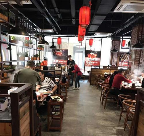 麻辣英雄重庆老火锅湛江店餐桌餐椅