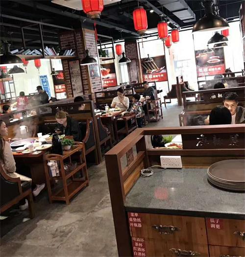 麻辣英雄重庆老火锅湛江店 火锅桌海德利定做