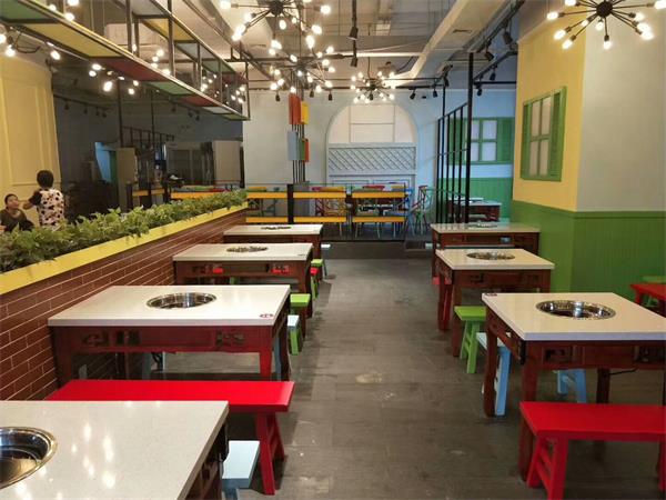 钢管厂五区小郡肝串串香火锅店桌椅定制