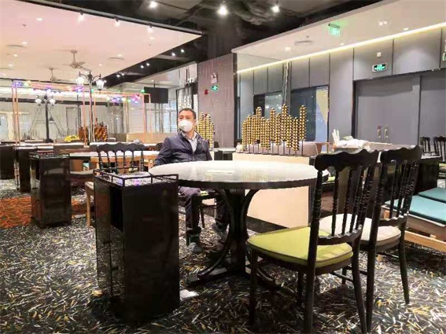 海德利家具创始人谷先生到稻香餐厅体验桌椅的舒适度