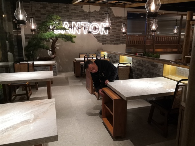 海德利总经理在广州乡下饭庄餐厅检验大理石餐桌质量
