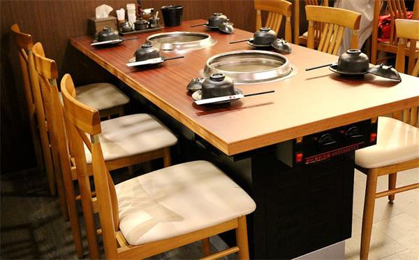日式烧肉店带抽风净化的烤肉桌