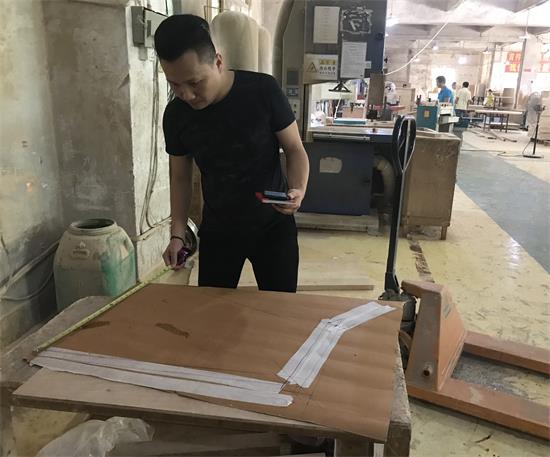 设计师到车间,认真核实样板工程师画出来的家具模板,对家具尺寸和比例等工艺严格把关。