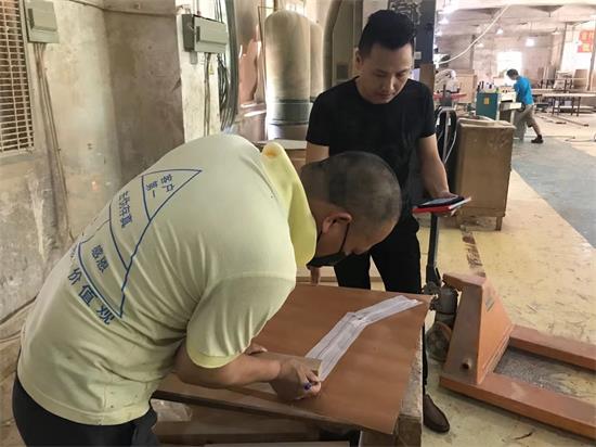 设计师看着产品工程师做首件家具前,按着1:1做出来的模板,核对每一处比例。