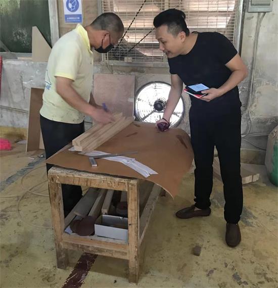产品工程师做好模板是第一步,接下来要给产品准备材料。设计师也参与选材,就是为了首件家具达到最好的工艺标准。