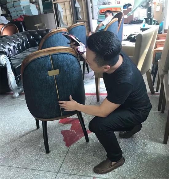首席设计师李勤认真检查椅子的每一个部件,他经常说:“好产品就是要做好每一个细节”。