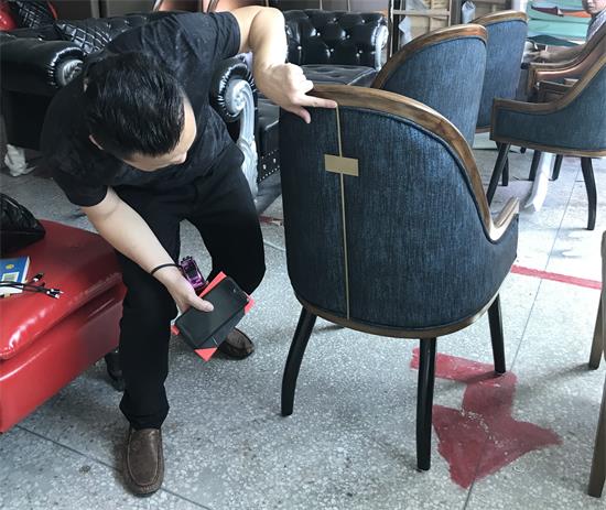首席设计师李勤认真检查椅子的每一个部件,他经常说:“好产品就是要做好每一个细节”。