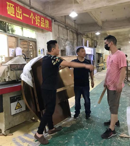 设计师李勤给生产主管详细讲解产品的每一个工艺标准和要求,海德利总经理谷先生也在认真倾听。