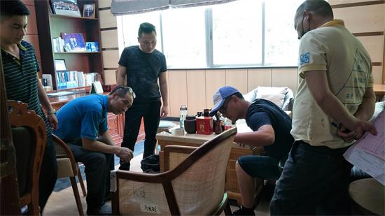 设计师与客户、产品工程师和生产厂长一起对照家具,认真检查每一处细节,并提出改进意见。