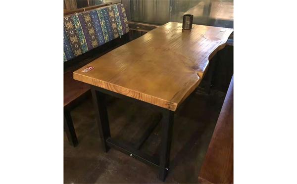 餐厅实木桌子